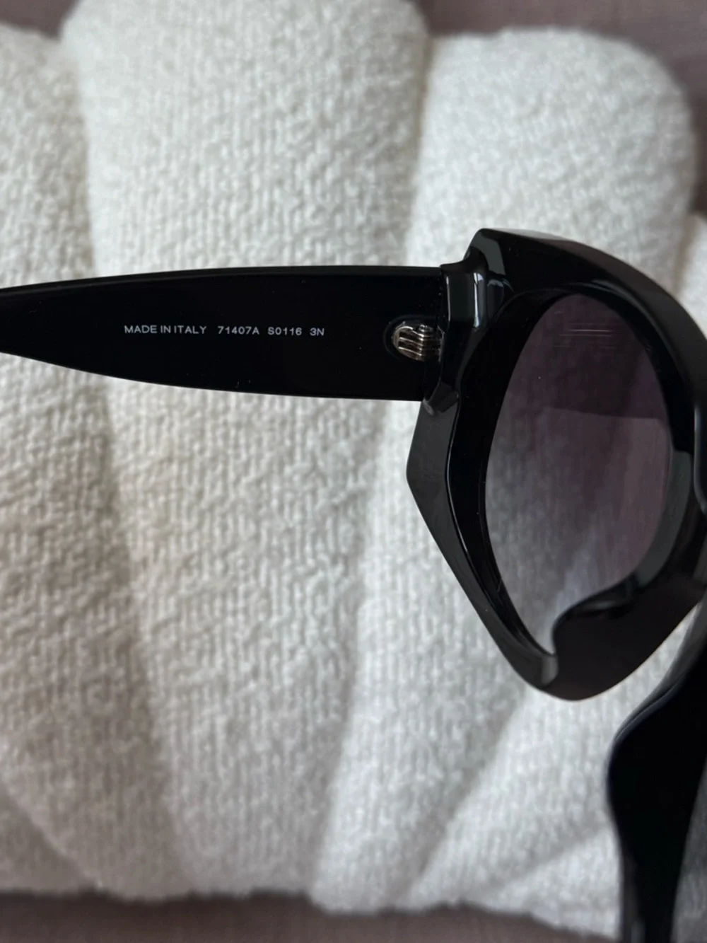 CHANEL Elegant Black Sunglasses